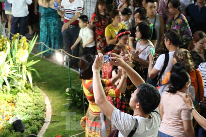 Người Sài Gòn chen chân thưởng ngoạn đường hoa Nguyễn Huệ ngày đầu khai trương - ảnh 9