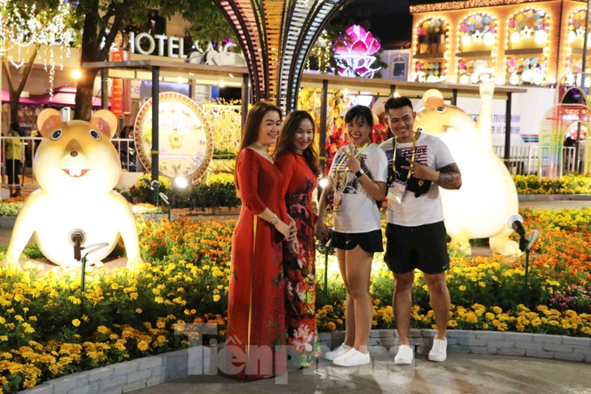 Người Sài Gòn chen chân thưởng ngoạn đường hoa Nguyễn Huệ ngày đầu khai trương - ảnh 12
