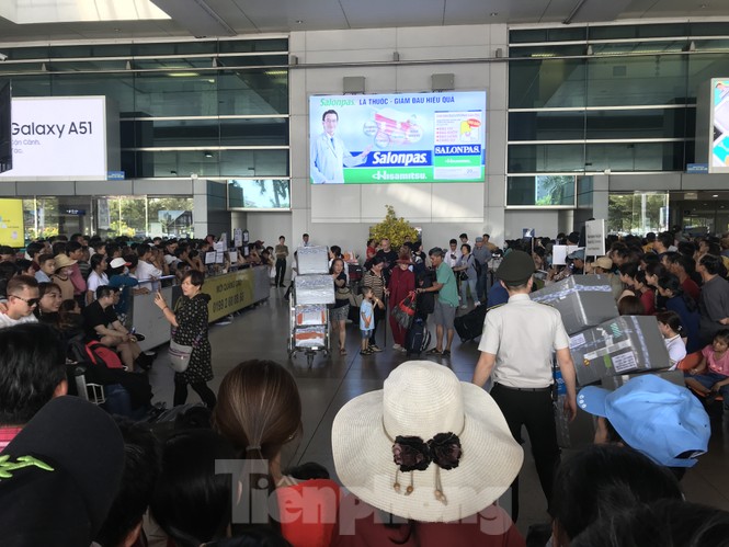 Nghìn người chen lấn ở sân bay Tân Sơn Nhất đón Việt kiều về quê ngày 29 tết - ảnh 2