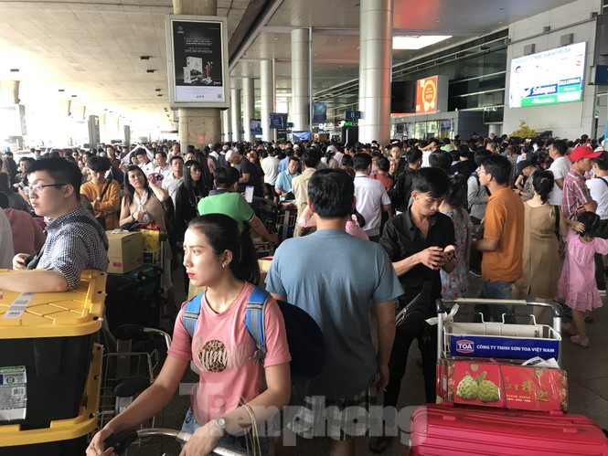 Nghìn người chen lấn ở sân bay Tân Sơn Nhất đón Việt kiều về quê ngày 29 tết - ảnh 3