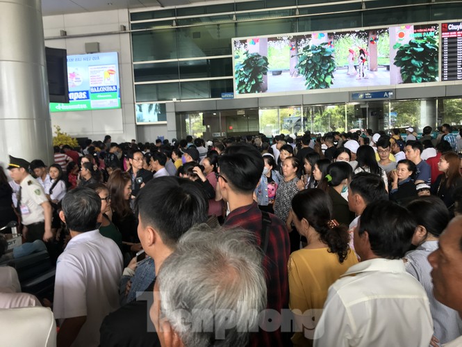 Nghìn người chen lấn ở sân bay Tân Sơn Nhất đón Việt kiều về quê ngày 29 tết - ảnh 4