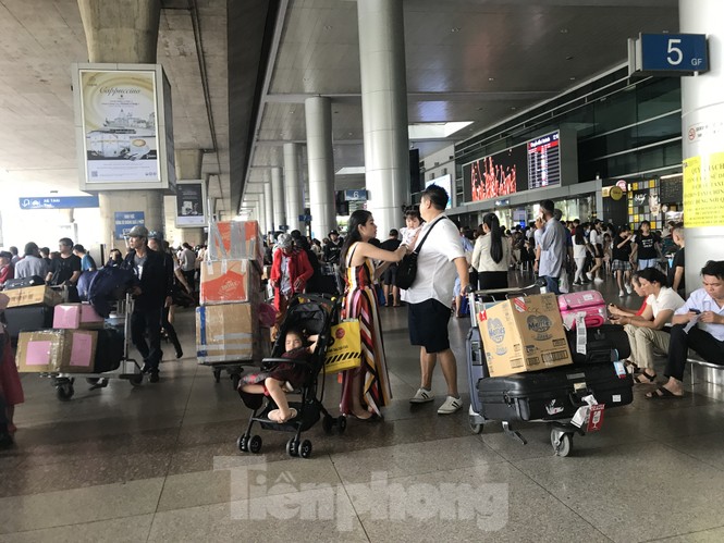 Nghìn người chen lấn ở sân bay Tân Sơn Nhất đón Việt kiều về quê ngày 29 tết - ảnh 6