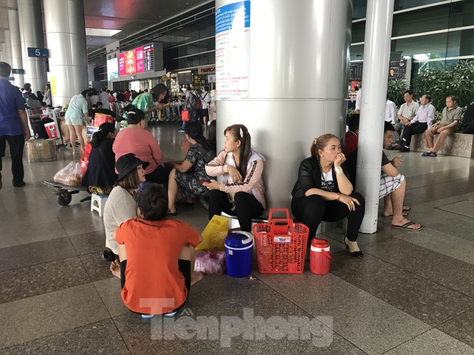 Nghìn người chen lấn ở sân bay Tân Sơn Nhất đón Việt kiều về quê ngày 29 tết - ảnh 9