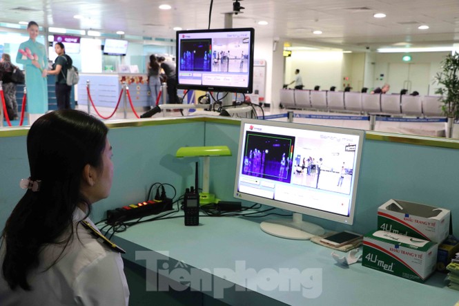Chống virus corona: Giám sát chặt khách quốc tế tại sân bay Tân Sơn Nhất - ảnh 2