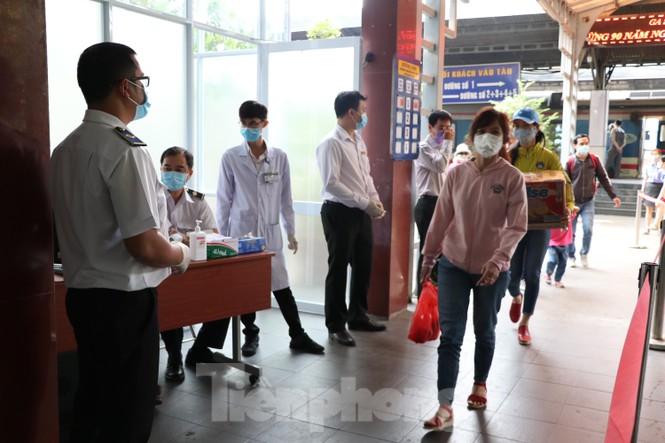 Kiểm soát thân nhiệt khách đi tàu hỏa đến ga Sài Gòn để phòng virus corona - ảnh 1