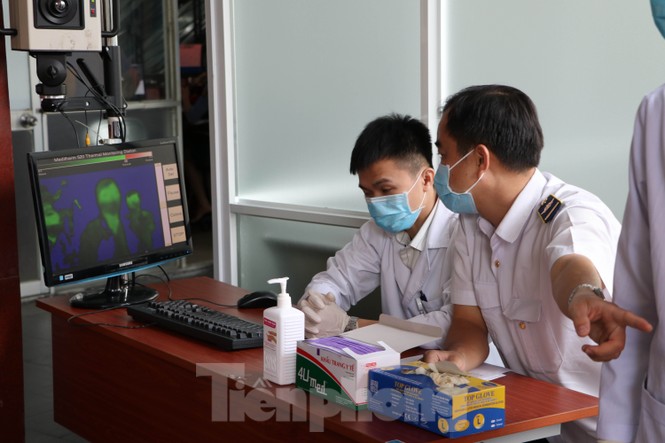 Kiểm soát thân nhiệt khách đi tàu hỏa đến ga Sài Gòn để phòng virus corona - ảnh 2