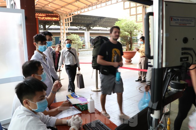 Kiểm soát thân nhiệt khách đi tàu hỏa đến ga Sài Gòn để phòng virus corona - ảnh 4