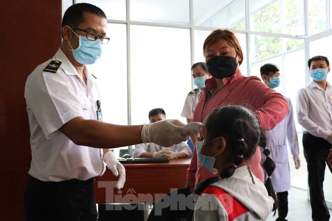 Kiểm soát thân nhiệt khách đi tàu hỏa đến ga Sài Gòn để phòng virus corona - ảnh 7