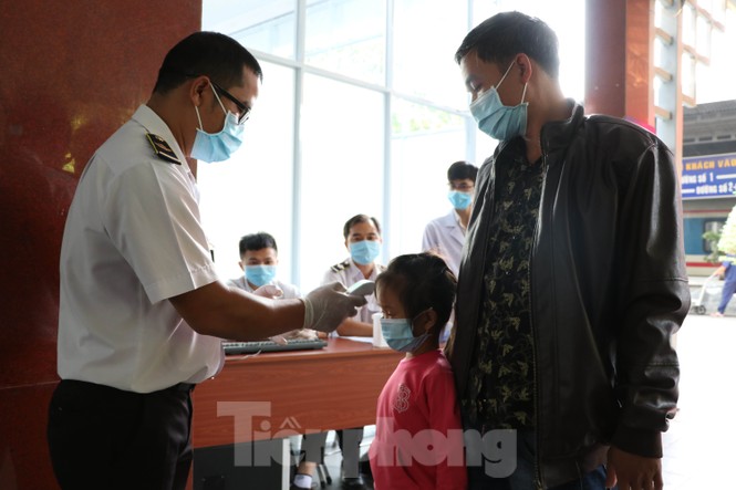 Kiểm soát thân nhiệt khách đi tàu hỏa đến ga Sài Gòn để phòng virus corona - ảnh 8