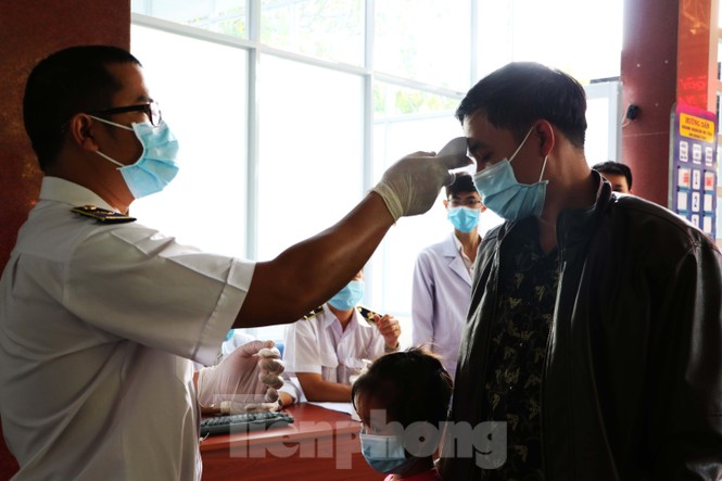 Kiểm soát thân nhiệt khách đi tàu hỏa đến ga Sài Gòn để phòng virus corona - ảnh 9