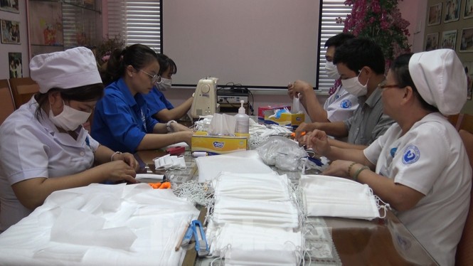 Nữ bác sĩ mang máy may từ nhà vào viện làm khẩu trang phòng Covid-19 - ảnh 1