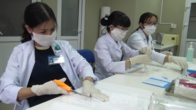Nữ bác sĩ mang máy may từ nhà vào viện làm khẩu trang phòng Covid-19 - ảnh 2