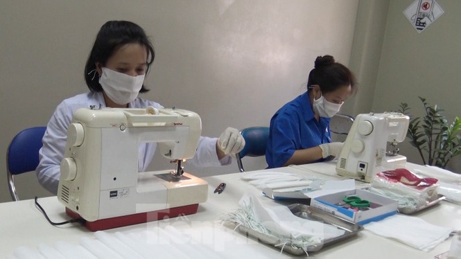 Nữ bác sĩ mang máy may từ nhà vào viện làm khẩu trang phòng Covid-19 - ảnh 3