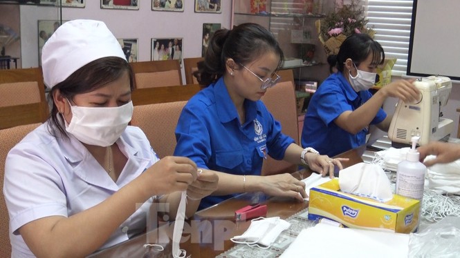 Nữ bác sĩ mang máy may từ nhà vào viện làm khẩu trang phòng Covid-19 - ảnh 4