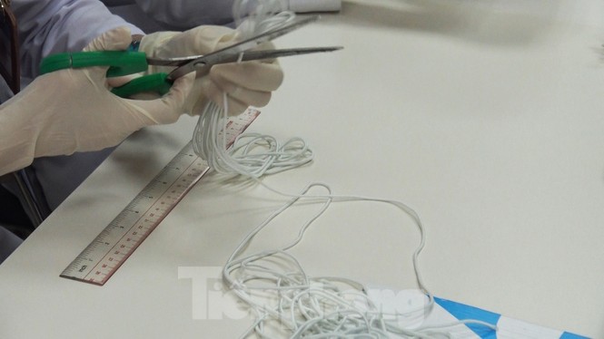 Nữ bác sĩ mang máy may từ nhà vào viện làm khẩu trang phòng Covid-19 - ảnh 5