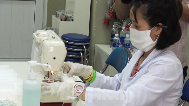 Nữ bác sĩ mang máy may từ nhà vào viện làm khẩu trang phòng Covid-19 - ảnh 6