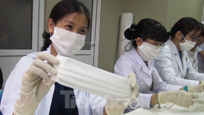 Nữ bác sĩ mang máy may từ nhà vào viện làm khẩu trang phòng Covid-19 - ảnh 7