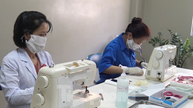 Nữ bác sĩ mang máy may từ nhà vào viện làm khẩu trang phòng Covid-19 - ảnh 9