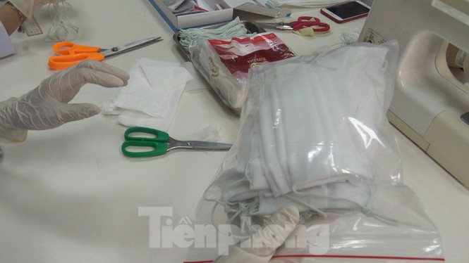 Nữ bác sĩ mang máy may từ nhà vào viện làm khẩu trang phòng Covid-19 - ảnh 8