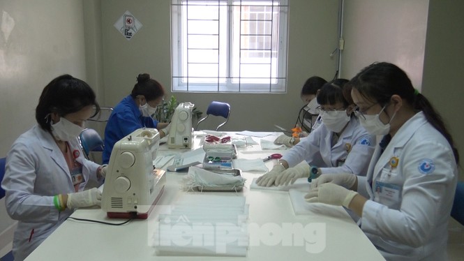 Nữ bác sĩ mang máy may từ nhà vào viện làm khẩu trang phòng Covid-19 - ảnh 10