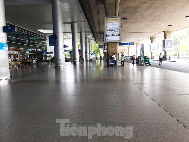 Sân bay Tân Sơn Nhất vắng hoe giữa mùa dịch Covid-19 - ảnh 1