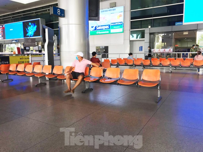 Sân bay Tân Sơn Nhất vắng hoe giữa mùa dịch Covid-19 - ảnh 2