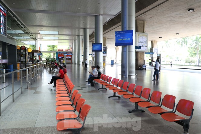 Sân bay Tân Sơn Nhất vắng hoe giữa mùa dịch Covid-19 - ảnh 3