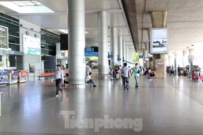 Sân bay Tân Sơn Nhất vắng hoe giữa mùa dịch Covid-19 - ảnh 10