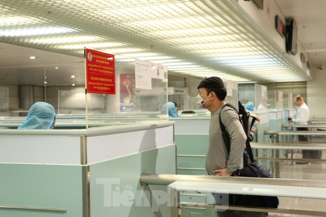 Sân bay Tân Sơn Nhất vắng hoe giữa mùa dịch Covid-19 - ảnh 5