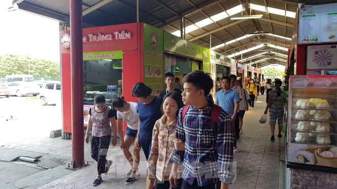 Người dân ùn ùn vào siêu thị mua sắm dịp nghỉ lễ - ảnh 1
