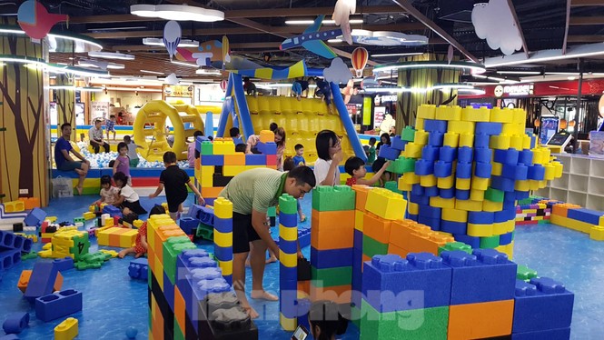 Người dân ùn ùn vào siêu thị mua sắm dịp nghỉ lễ - ảnh 2