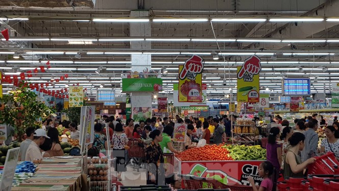 Người dân ùn ùn vào siêu thị mua sắm dịp nghỉ lễ - ảnh 5