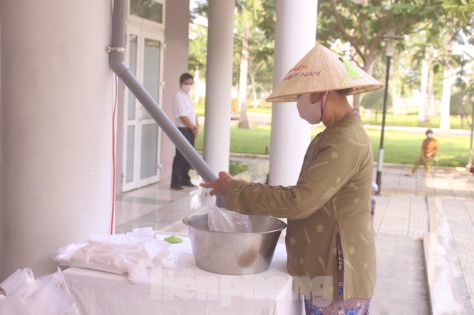 Cây “ATM gạo” đầu tiên ở Đà Nẵng hỗ trợ người dân khó khăn - ảnh 4