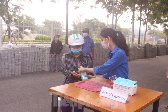 Cây “ATM gạo” đầu tiên ở Đà Nẵng hỗ trợ người dân khó khăn - ảnh 2