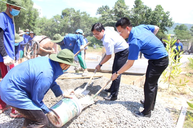 TƯ Đoàn thăm, tặng quà các chiến sĩ tình nguyện hè tại Đà Nẵng - ảnh 1