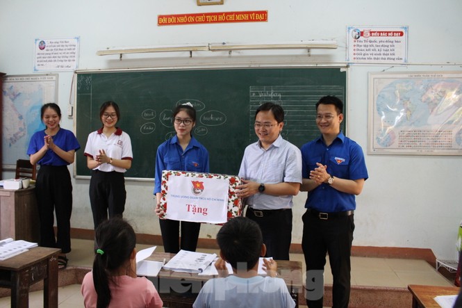 TƯ Đoàn thăm, tặng quà các chiến sĩ tình nguyện hè tại Đà Nẵng - ảnh 4