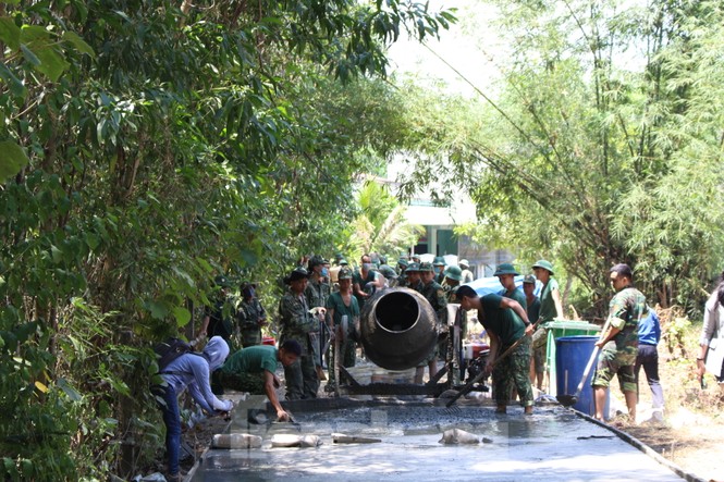 TƯ Đoàn thăm, tặng quà các chiến sĩ tình nguyện hè tại Đà Nẵng - ảnh 5