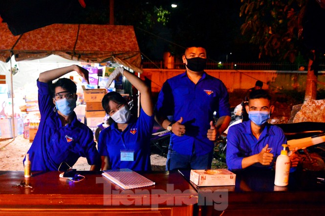 ‘Trắng đêm, xuyên ngày’ hỗ trợ các chốt chặn - ảnh 8