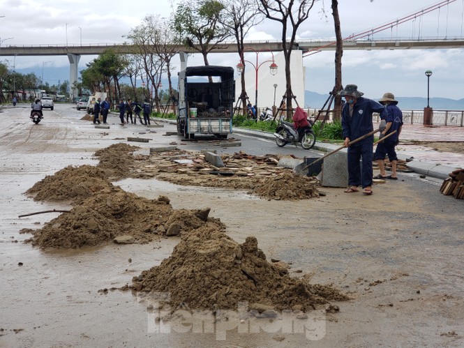 Bờ biển Đà Nẵng ngổn ngang, kè sông sụt lún sau bão - ảnh 6