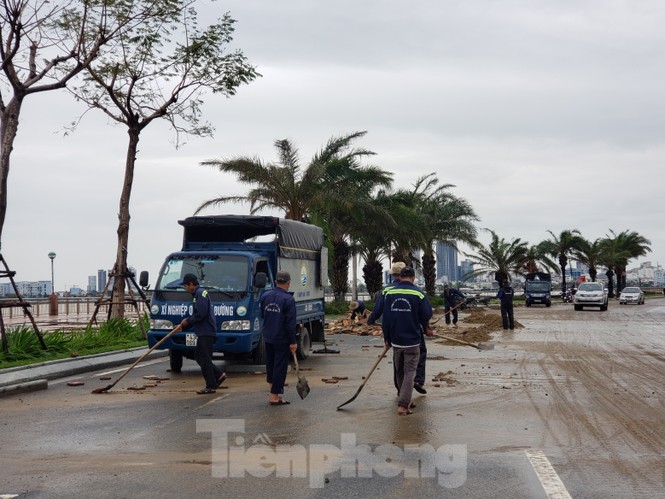 Bờ biển Đà Nẵng ngổn ngang, kè sông sụt lún sau bão - ảnh 7