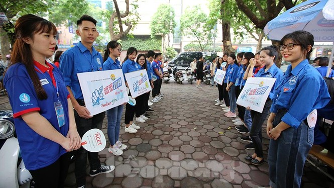 Hơn 75.000 thí sinh Hà Nội bước vào môn thi đầu tiên trong tiết trời dịu mát - ảnh 3