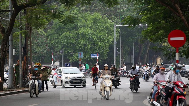 Hơn 75.000 thí sinh Hà Nội bước vào môn thi đầu tiên trong tiết trời dịu mát - ảnh 4
