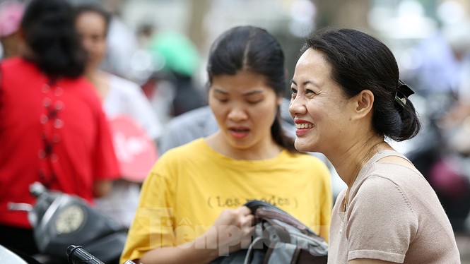 Hơn 75.000 thí sinh Hà Nội bước vào môn thi đầu tiên trong tiết trời dịu mát - ảnh 5