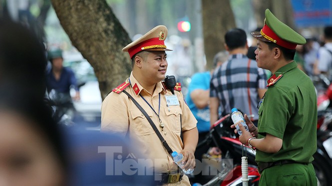 Hơn 75.000 thí sinh Hà Nội bước vào môn thi đầu tiên trong tiết trời dịu mát - ảnh 7