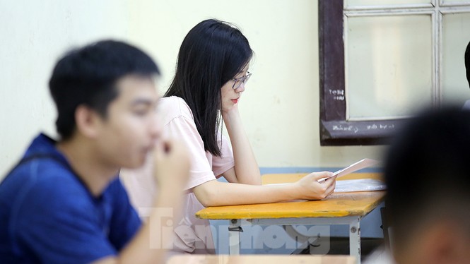 Hơn 75.000 thí sinh Hà Nội bước vào môn thi đầu tiên trong tiết trời dịu mát - ảnh 10