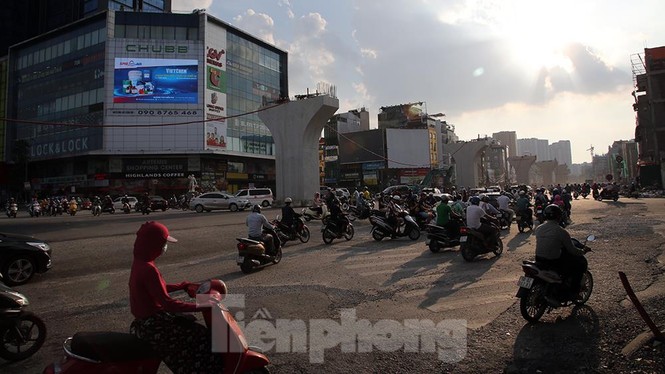 Người dân khốn khổ luồn lách trong khói bụi khi qua đại công trường vành đai 2 - ảnh 8