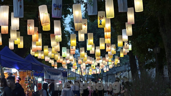 Phố bích họa Phùng Hưng nhộn nhịp những ngày cuối năm - ảnh 2