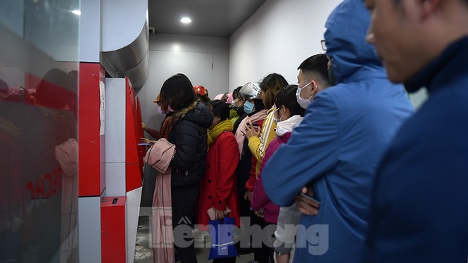 Cây ATM báo lỗi khi công nhân rồng rắn xếp hàng rút tiền ngày cuối năm - ảnh 1