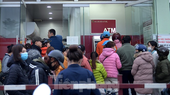 Cây ATM báo lỗi khi công nhân rồng rắn xếp hàng rút tiền ngày cuối năm - ảnh 3