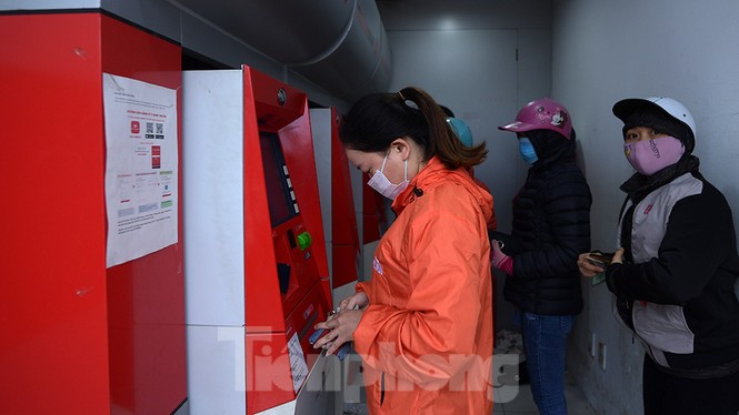 Cây ATM báo lỗi khi công nhân rồng rắn xếp hàng rút tiền ngày cuối năm - ảnh 4